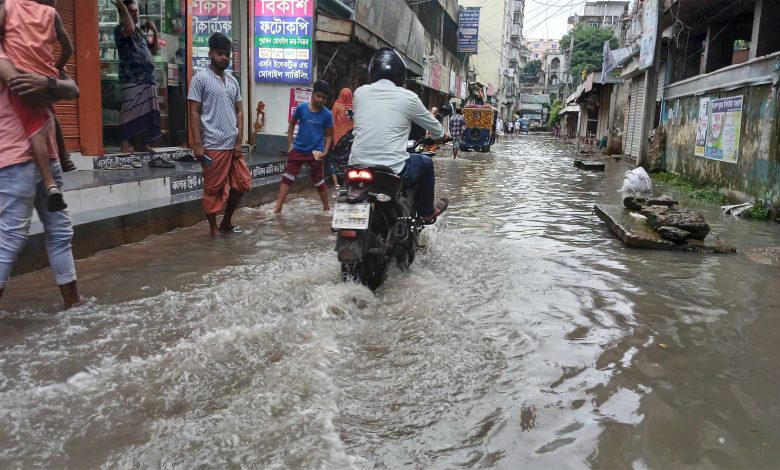 বৃষ্টিতে হাঁটু পানি
