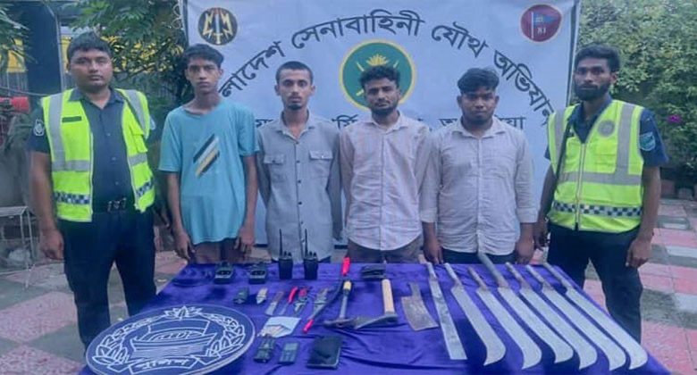 কিশোর গ্যাংয়ের ৪ সদস্য