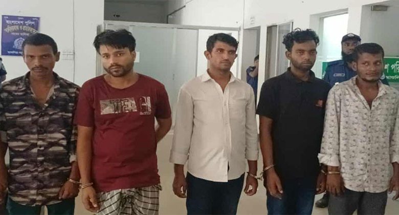 গ্রেপ্তার ৫
