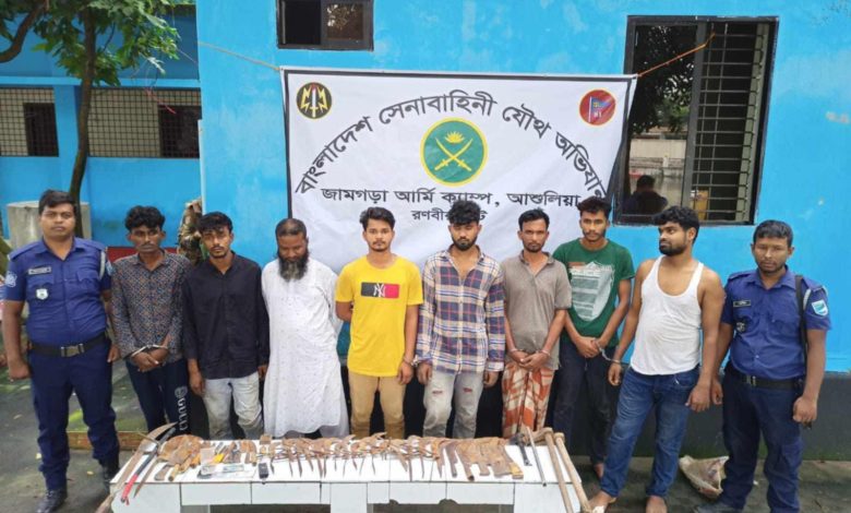 অস্ত্রসহ গ্রেপ্তার ৮