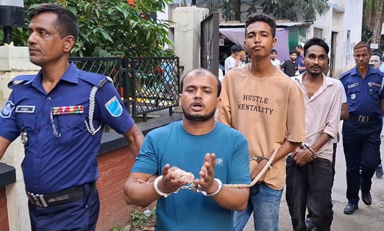 গ্রেপ্তার ৬