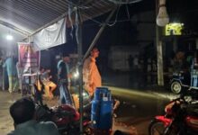 একটি বাড়ি ঘিরে রেখেছে পুলিশ