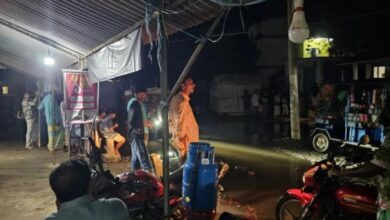একটি বাড়ি ঘিরে রেখেছে পুলিশ