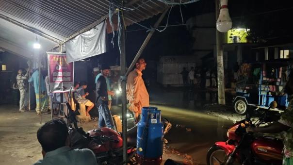একটি বাড়ি ঘিরে রেখেছে পুলিশ