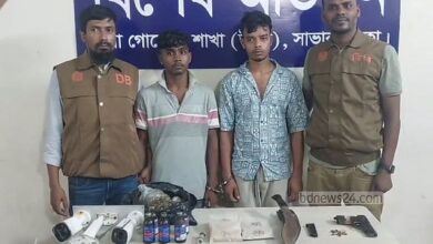 ২ তরুণ গ্রেপ্তার