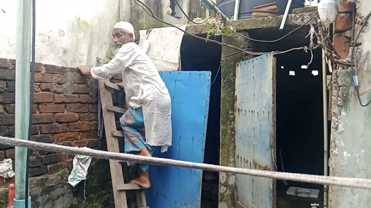মই বেয়ে যাতায়াত