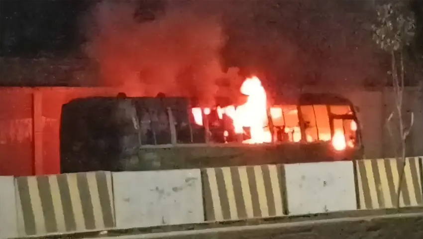বাসে আগুন