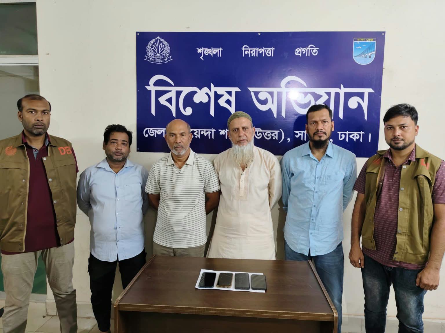 গ্রেপ্তার ৪